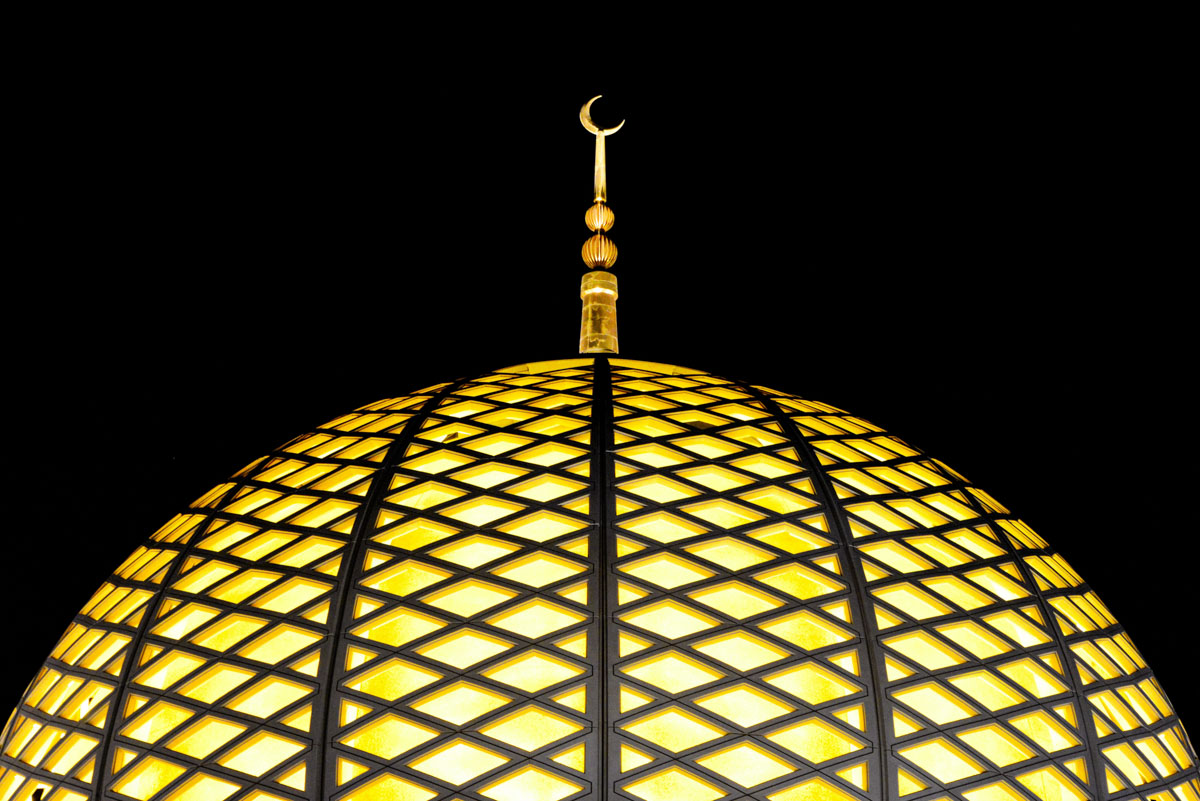 Die gewaltige Kuppel der Sultan Qaboos Moschee in Muscat ist 50m hoch und erstrahlt in der Nacht in hellem Licht, Oman