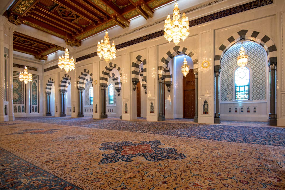 Die Große Moschee in Muscat, Oman, ist sowohl außen als auch innen ein absolut eindrucksvolles Beispiel islamischer Architektur