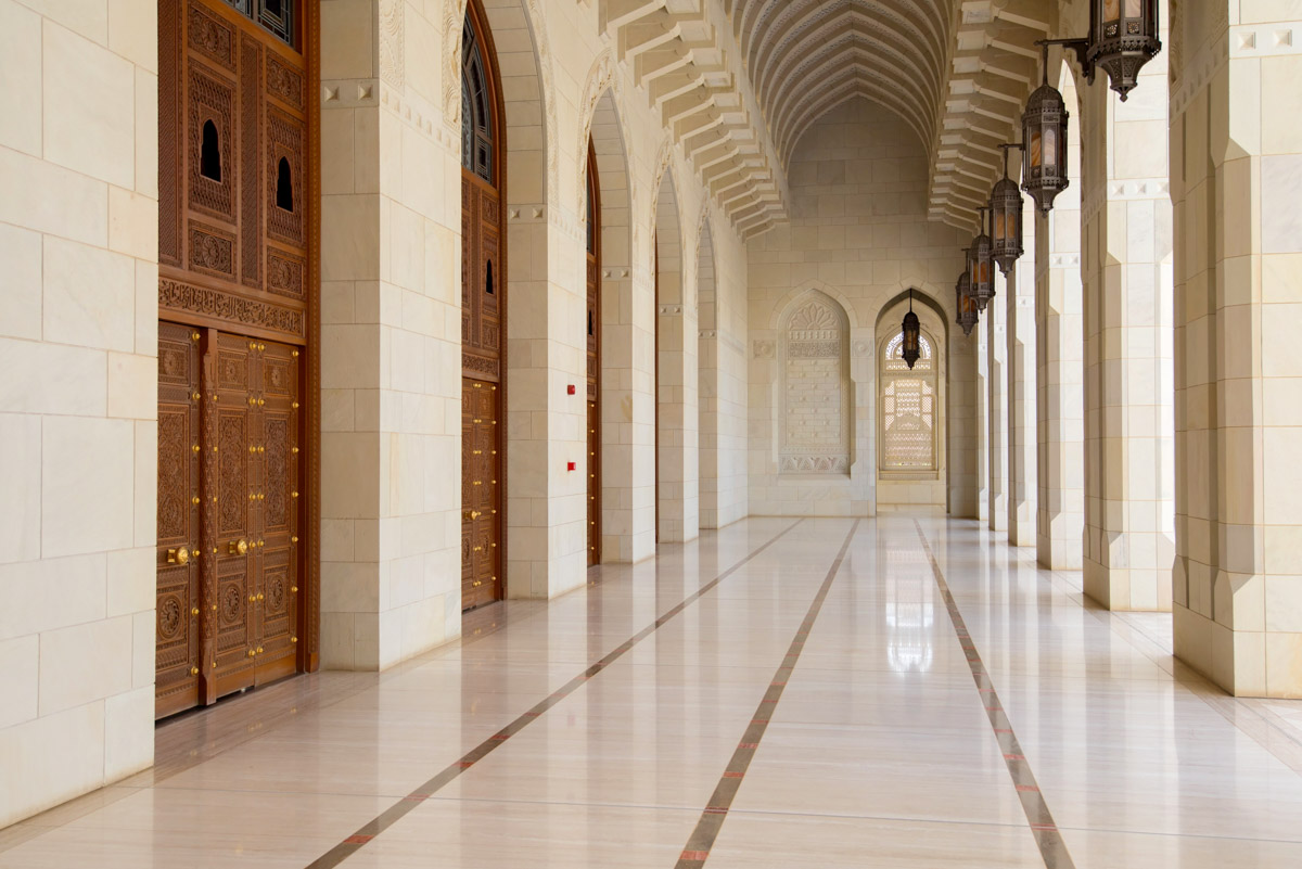 Jeden Vormittag außer Freitag kann die Sultan Qaboos Moschee in Muscat von Touristen besucht werden, Oman