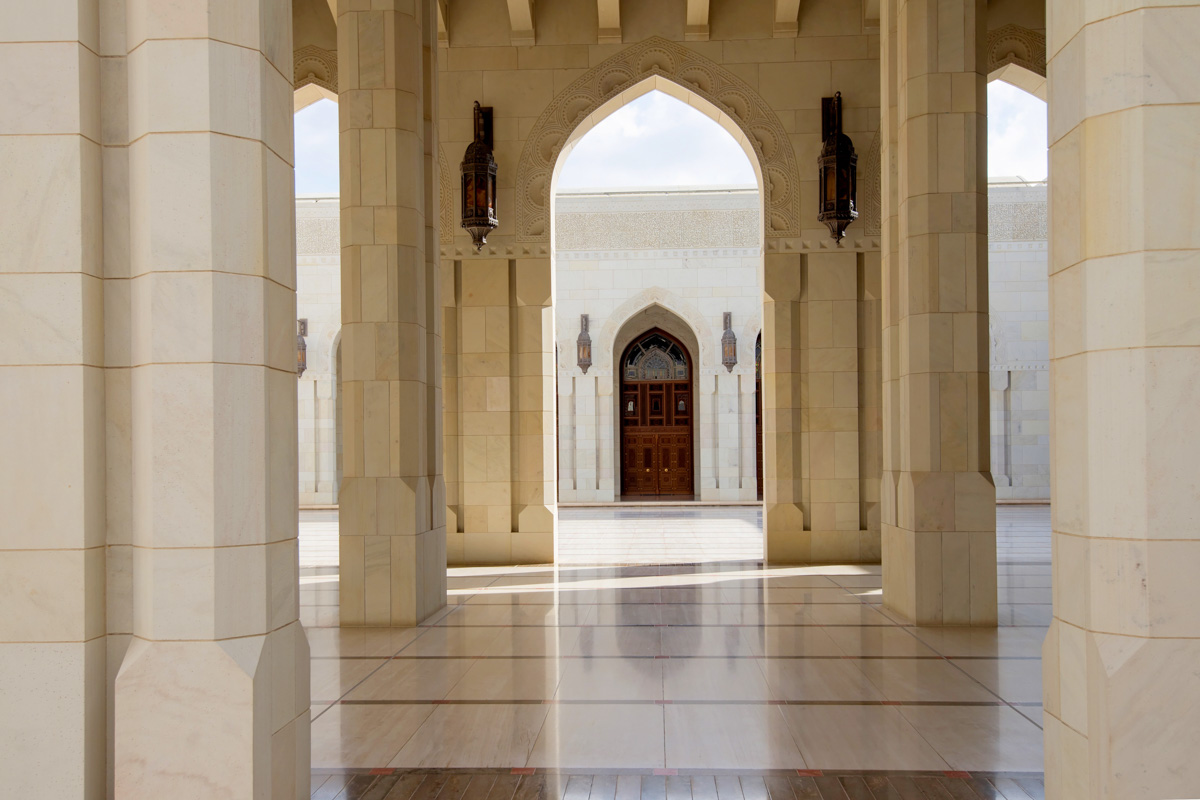 Die Sultan Qaboos Moschee in Muscat, Oman, beherbergt den zweitgrößten Perserteppich und einen der größten Kronleuchter der Welt