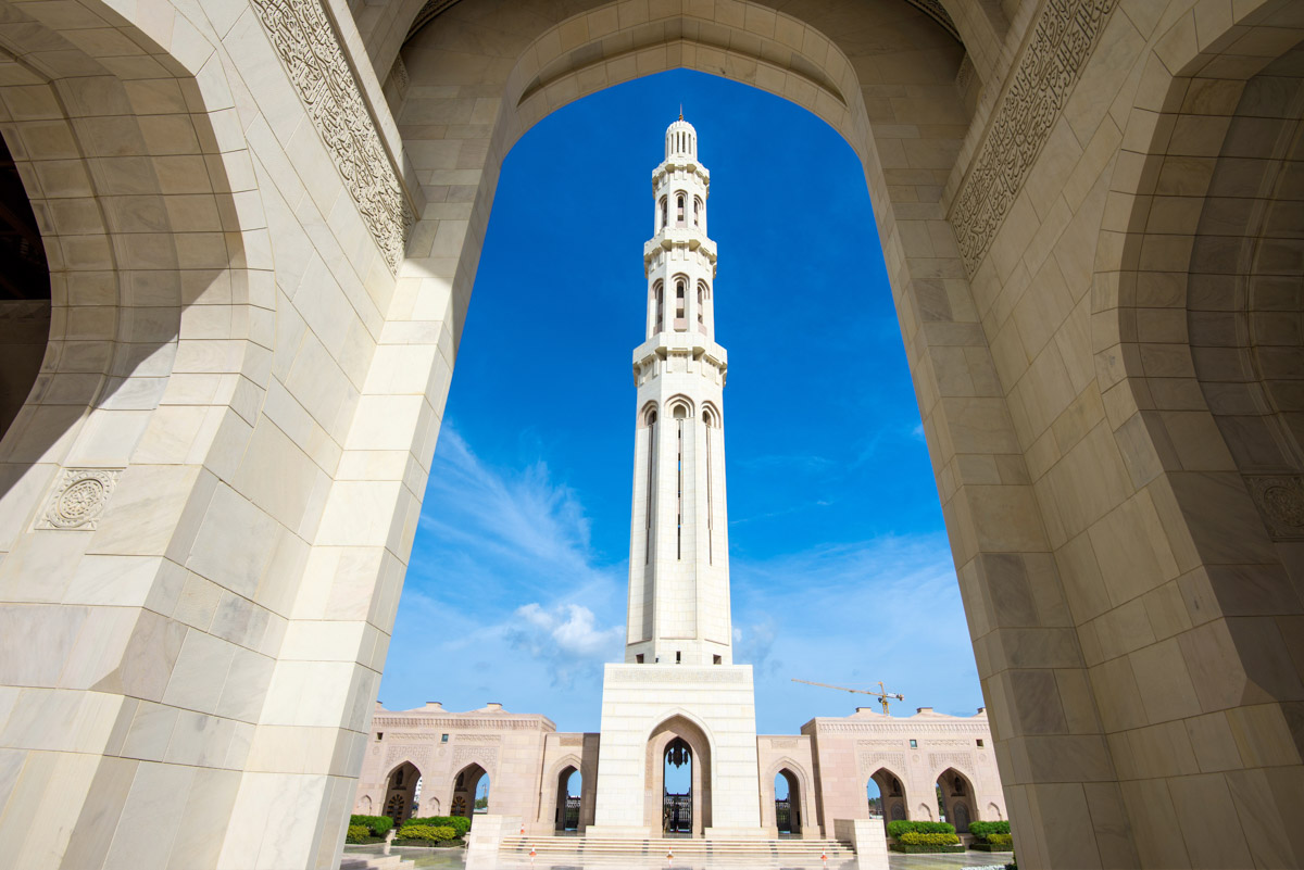 Das gewaltige Hauptminarett der Sultan Qaboos Moschee in Muscat, Oman, ist beinahe 100 Meter hoch