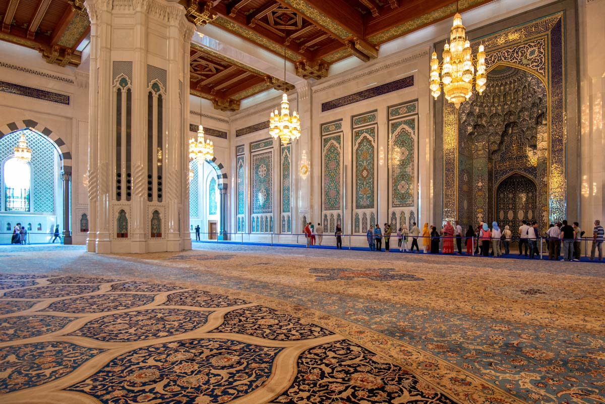 In der Sultan Qaboos Moschee in Muscat dürfen sogar die beiden Gebetshallen von Nicht-Muslimen besucht werden, Oman