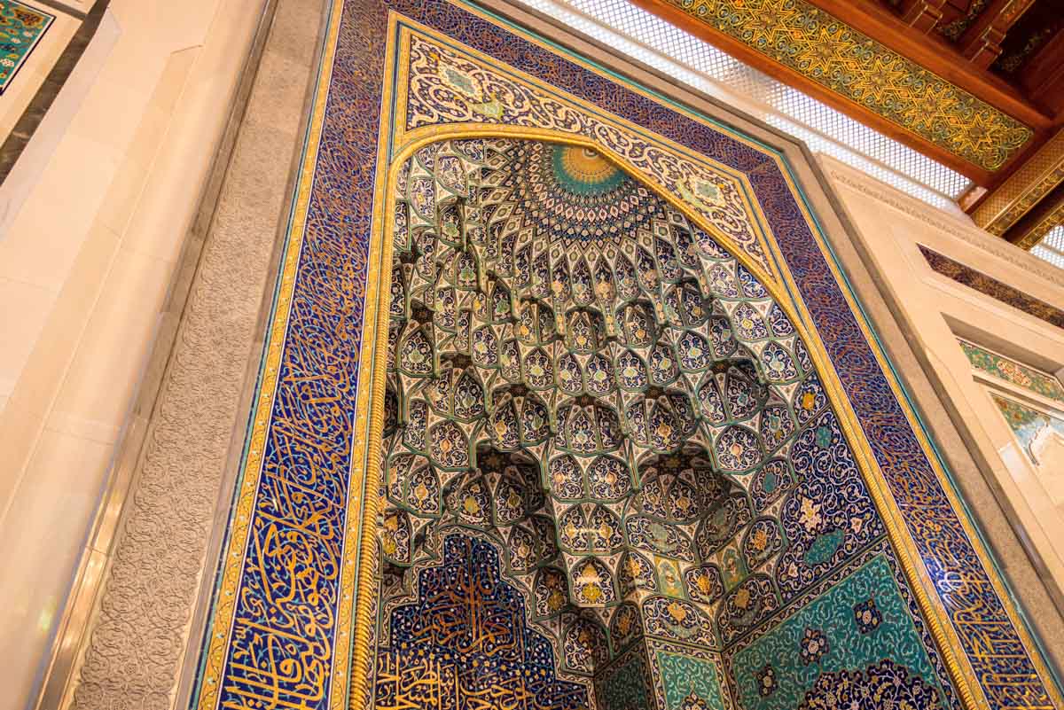 Die meisterhaft geschmückte Gebetsnische zählt eindeutig zu den Highlights in der gewaltigen Gebetshalle der Großen Moschee von Muscat, Oman