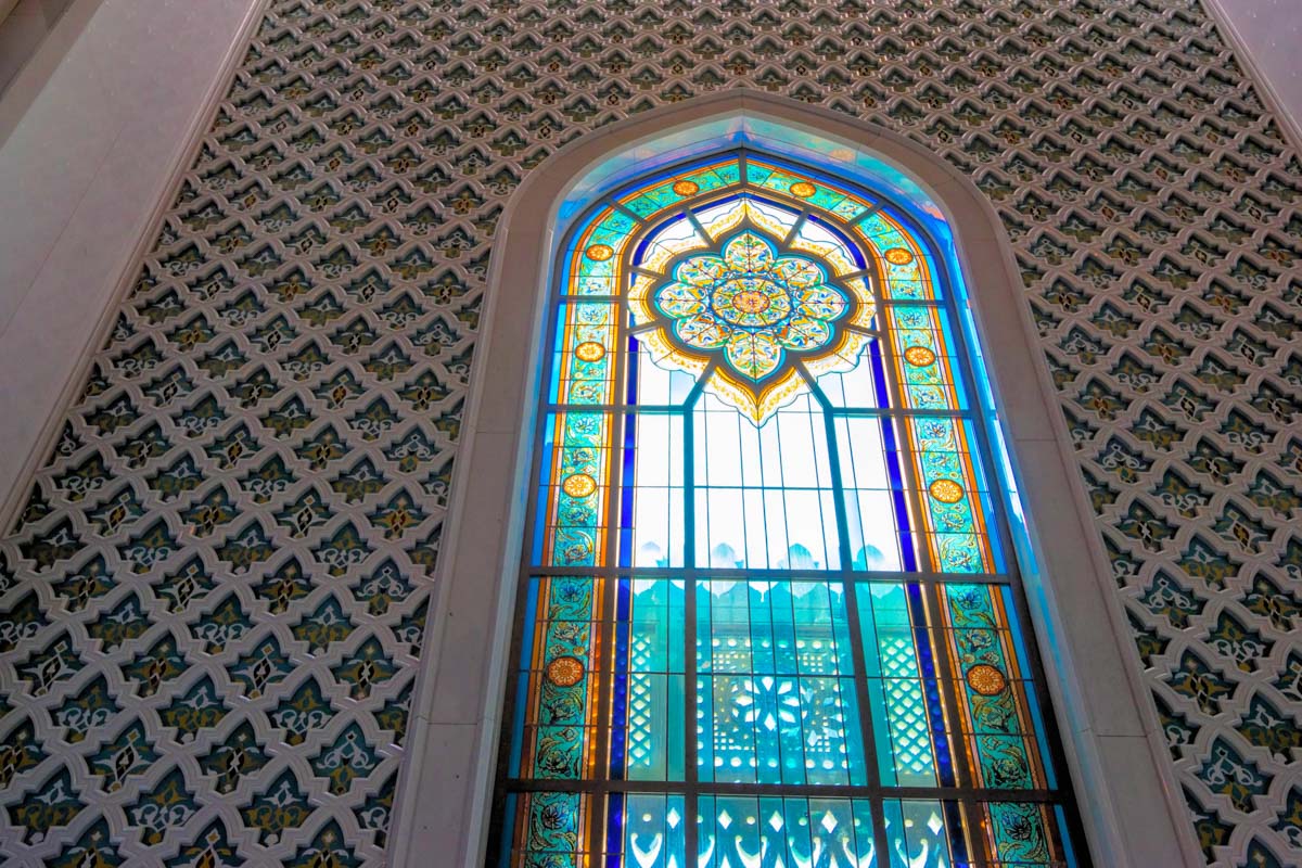 Herrlich verziertes Glasfenster in der Sultan Qaboos Moschee in Muscat, Oman