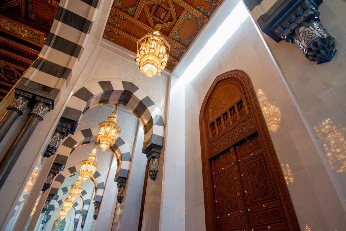 Die Große Moschee von Muscat fungiert nicht nur als Gebetsstätte, sondern dient auch der Förderung der islamischen Kultur und Literatur, Oman