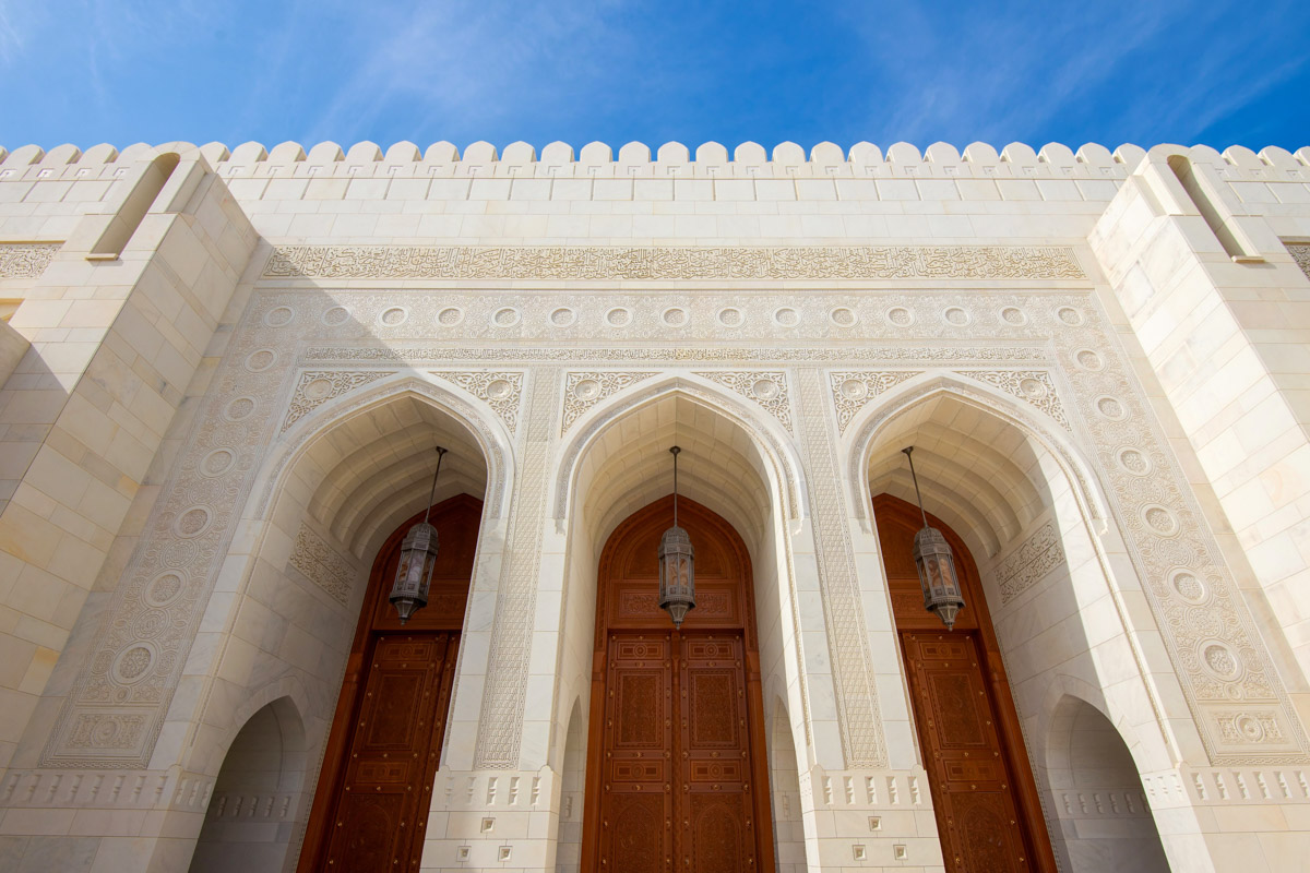 Die kunstvollen Fassaden-Verzierungen der Großen Moschee in Muscat, Oman, werden erste bei genauem Hinsehen sichtbar