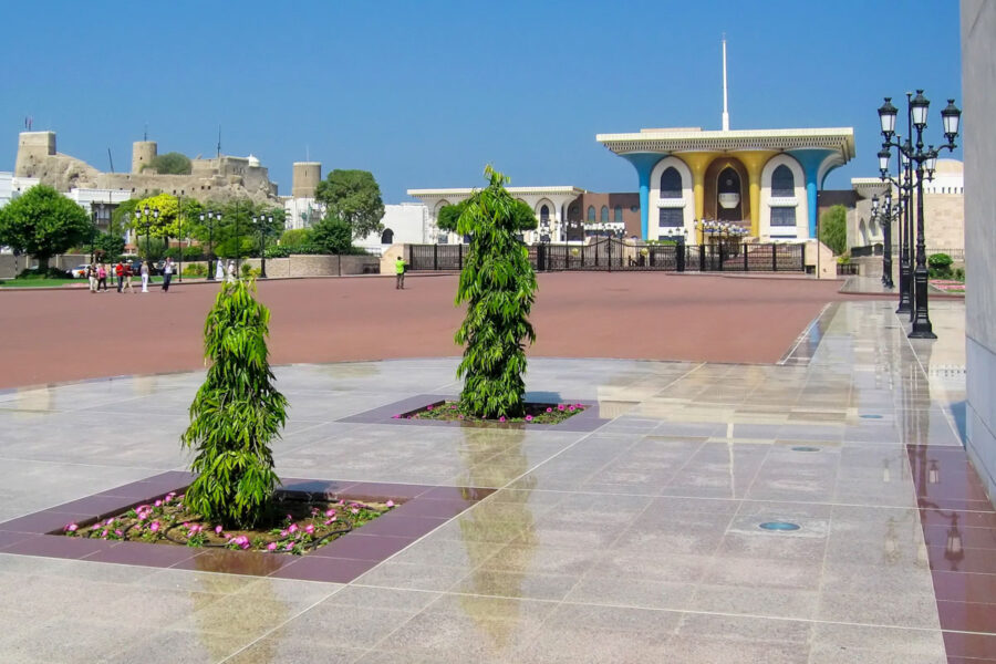 Über den herrlichen Vorplatz können sich Touristen dem Sultanspalast von Muscat bis auf wenige Meter nähern, Oman - © FRASHO / franks-travelbox