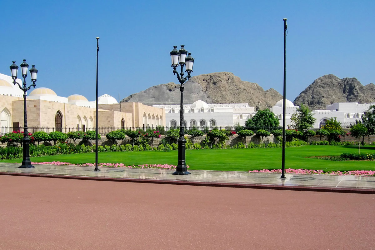 Heute besteht die Anlage des Sultanspalastes noch aus zahlreichen weiteren Wohn- und Verwaltungsgebäuden im Regierungsviertel von Muscat, Oman