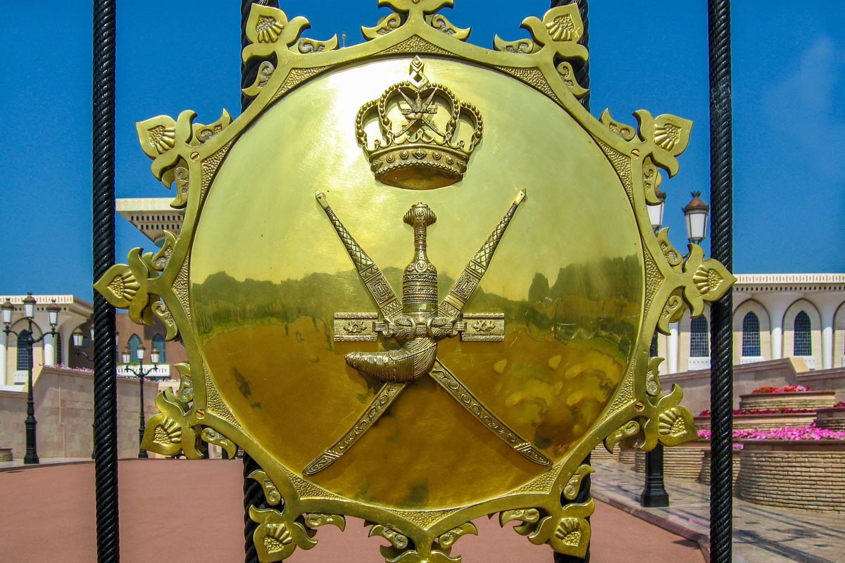 Auf dem schmiedeeisernen Gitter vor dem Sultanspalast im Regierungsviertel von Muscat prangt das omanische Wappen in glänzendem Gold