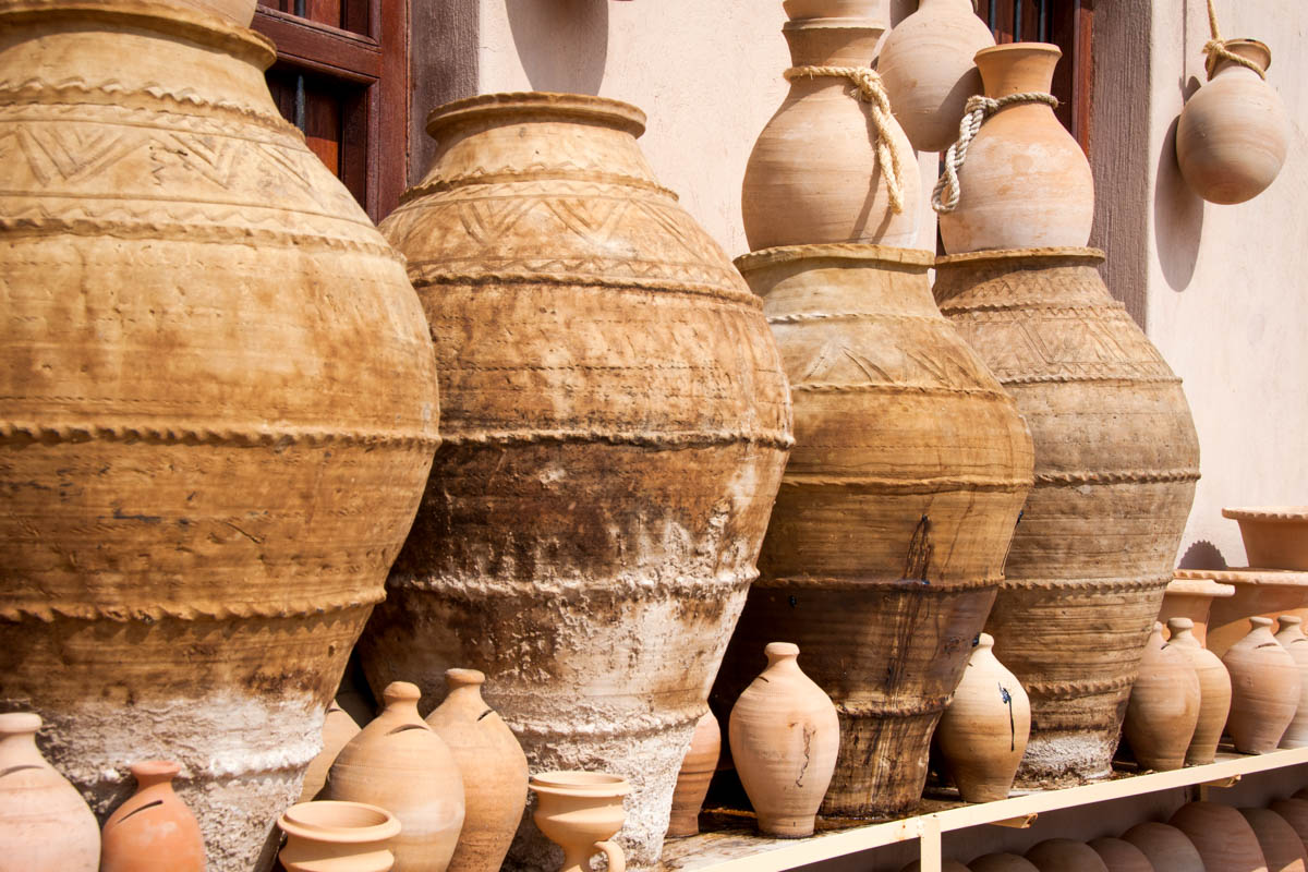 Handgemachte Gefäße am Markt in Nizwa, Oman