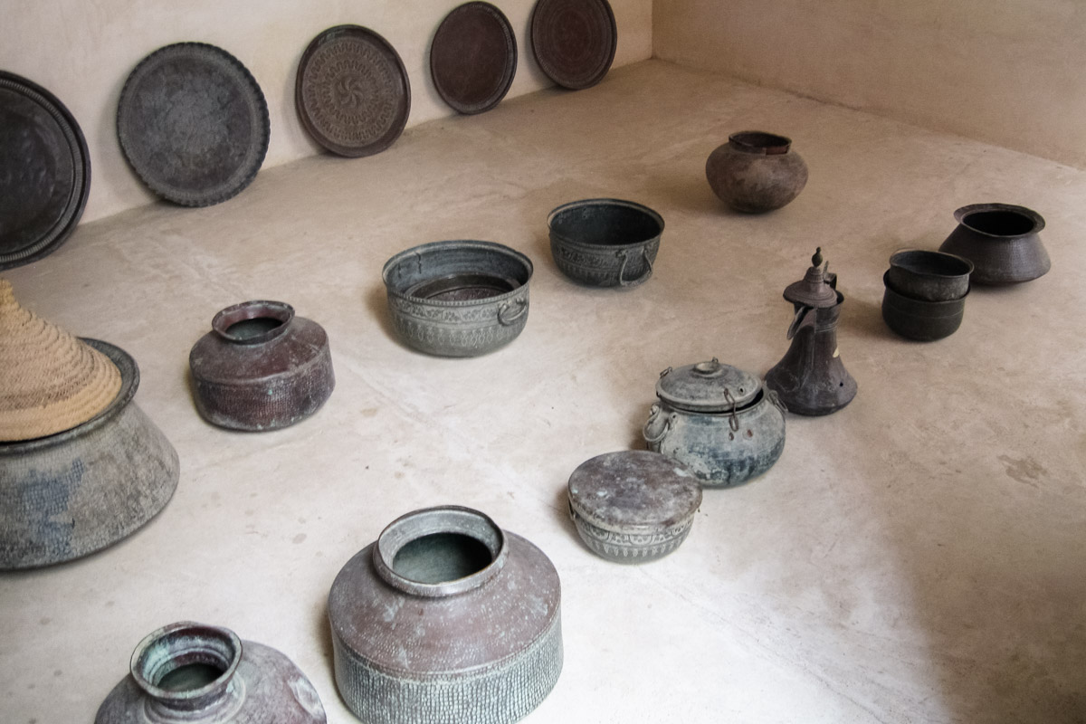 Antike Küchenutensilien im Schloss Jabrin, Oman