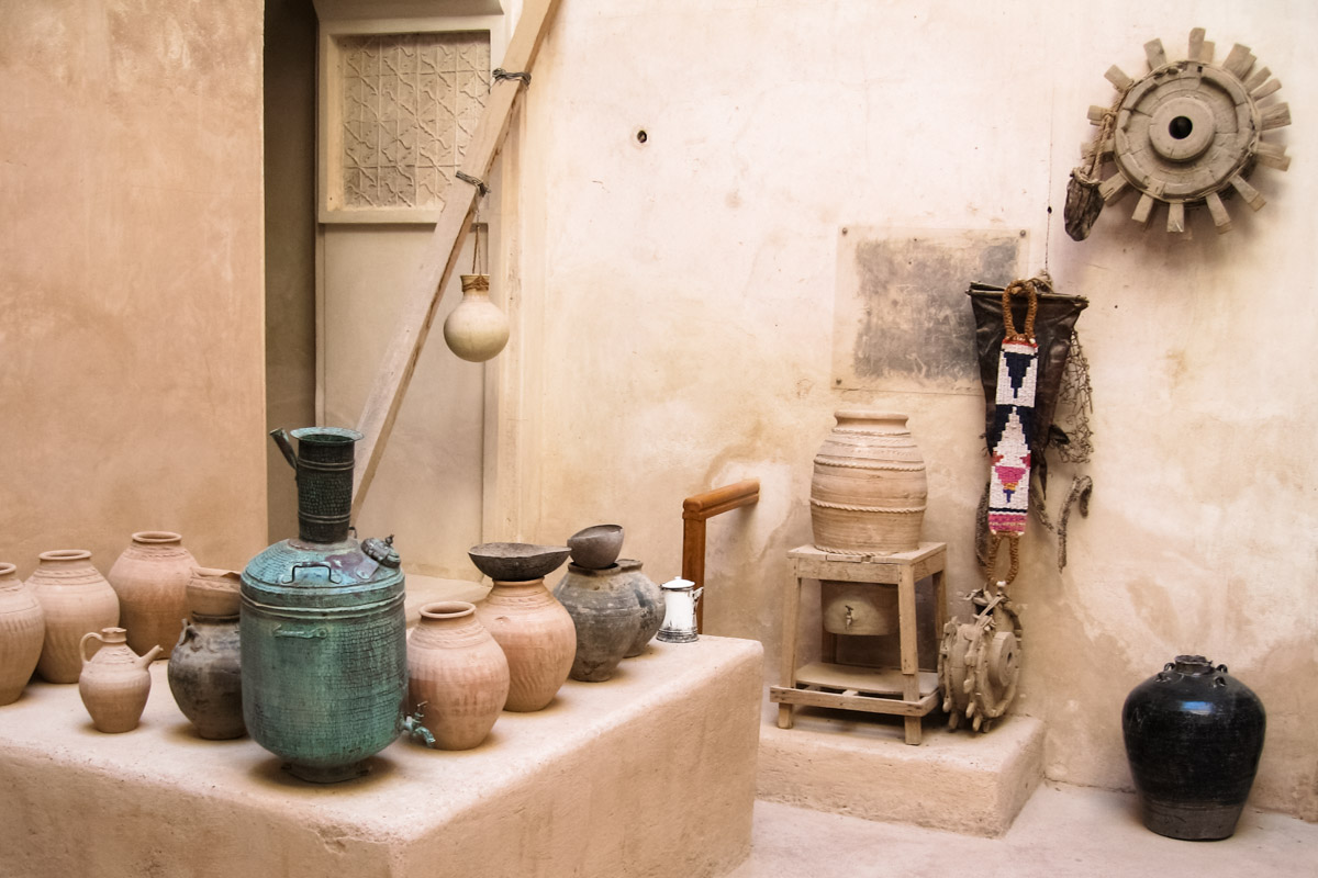 Hausrat im Innenhof des Schlosses Jabrin, Oman