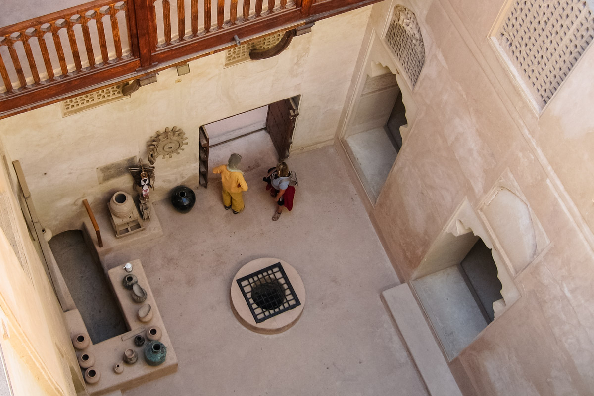 Blick von oben in den Innenhof des Schlosses Jabrin, Oman
