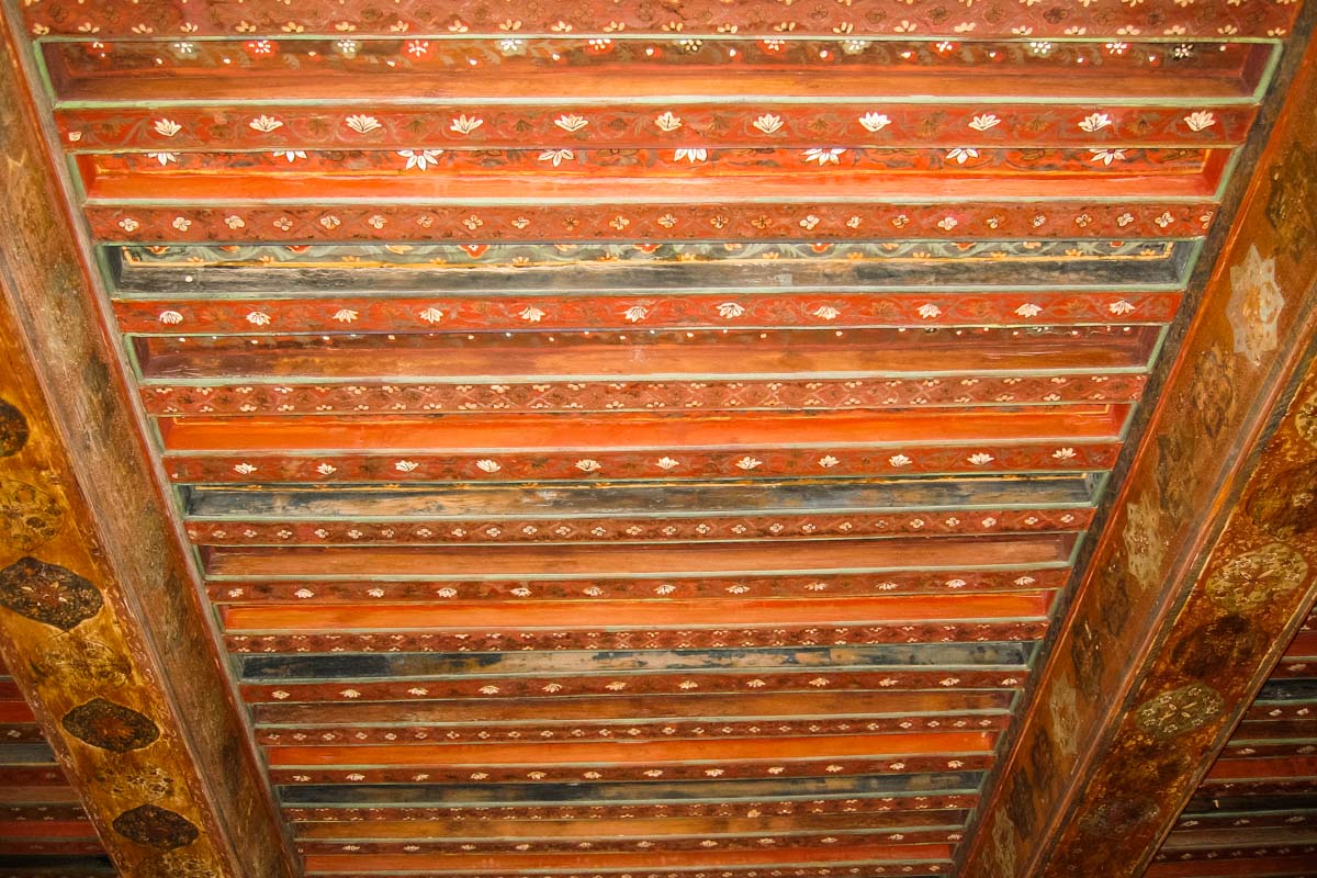 Kunstvoll verzierte Holzdecke im Schloss Jabrin, Oman