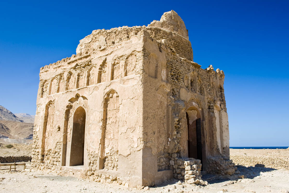 Die Ruine des Mausoleums der Bibi Maryam ist das besterhaltene Bauwerk, welches von der historischen Stadt Qalhat aus dem 13. Jahrhundert übrig geblieben ist, Oman