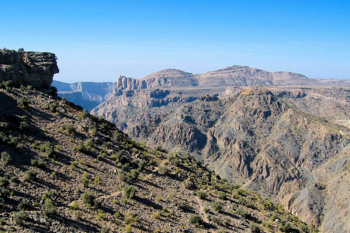 Auf 2.000 Metern Höhe gelegen kommt man sich am Saiq Plateau vor wie auf dem Dach der Welt, Oman