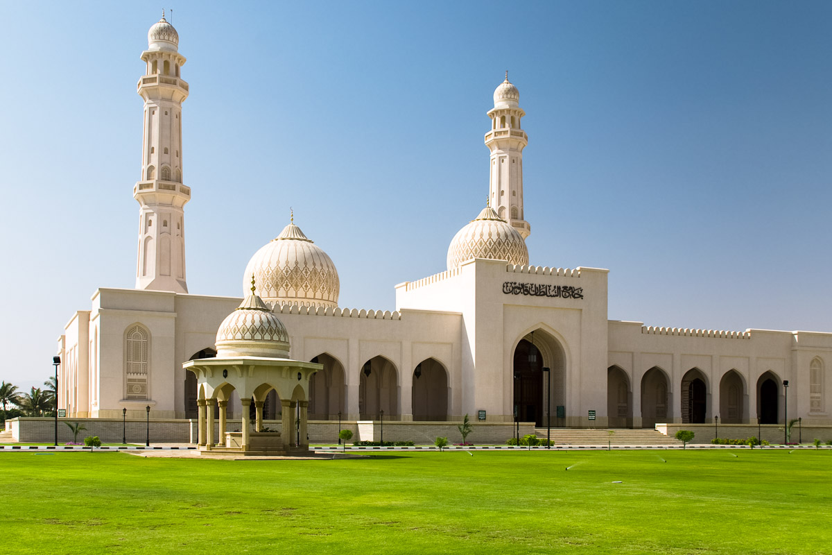 Die Sultan-Qaboos-Moschee in Salalah, Oman wurde im Jahr 2009 eingeweiht und darf von Nicht-Muslimen leider nicht betreten werden