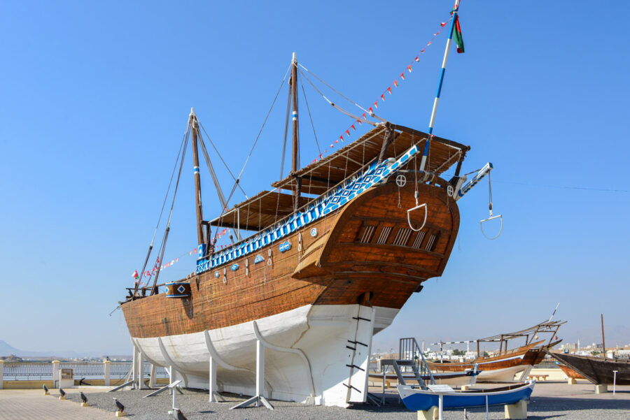 Im Dhau-Museum von Sur, Oman, sind entlang der Hafenstraße die schönsten Exemplare der traditionell arabischen Holzboote ausgestellt - © FRASHO / franks-travelbox