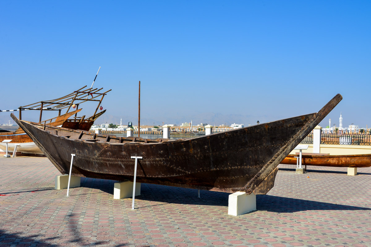 Sur, mit seinem Dhau-Museum, ist heute Zentrum für den Schiffsbau im Oman, verlor jedoch ab dem 16. Jahrhundert seine Bedeutung für den Seehandel