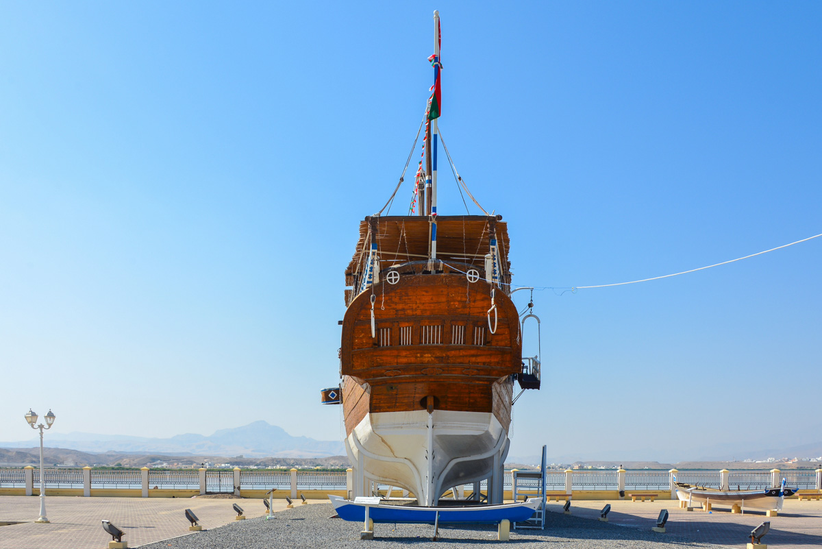 Die Dhaus im Dhau-Museum von Sur entstanden auf traditionelle Art ohne elektrisch betriebene Maschinen und ohne Konstruktionspläne, Oman