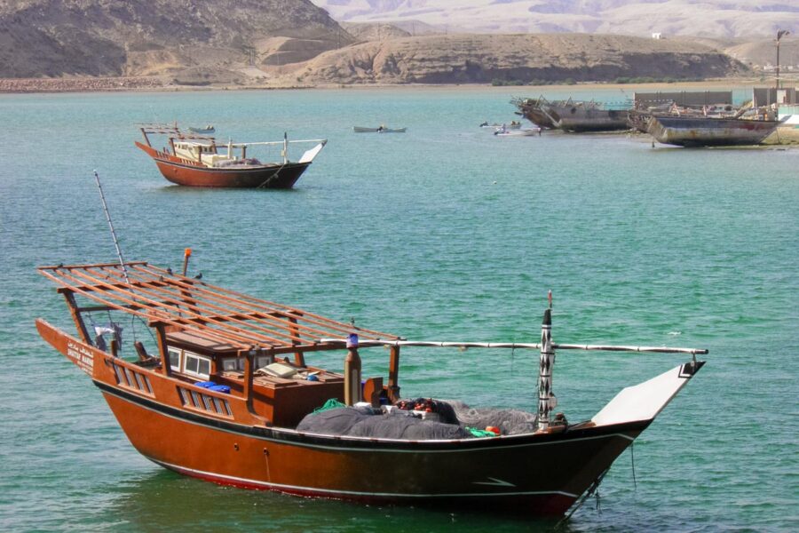 Die Dhaus, die traditionellen Holzboote der Omanis, werden im Hafen von Sur noch wie vor 200 Jahren von Hand gefertigt - © dr322 / Shutterstock