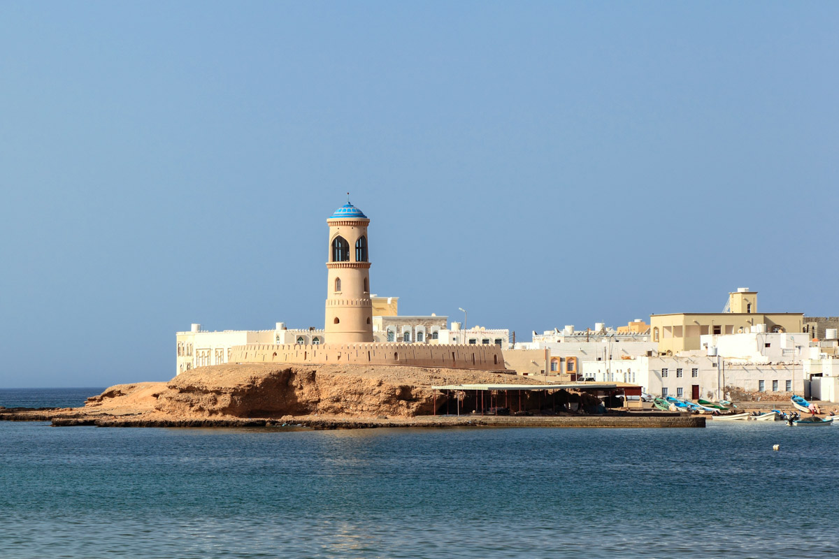 Das Ende der langen Hafenpromenade von Sur, eine der schönsten im Oman, markiert ein schmucker Leuchtturm