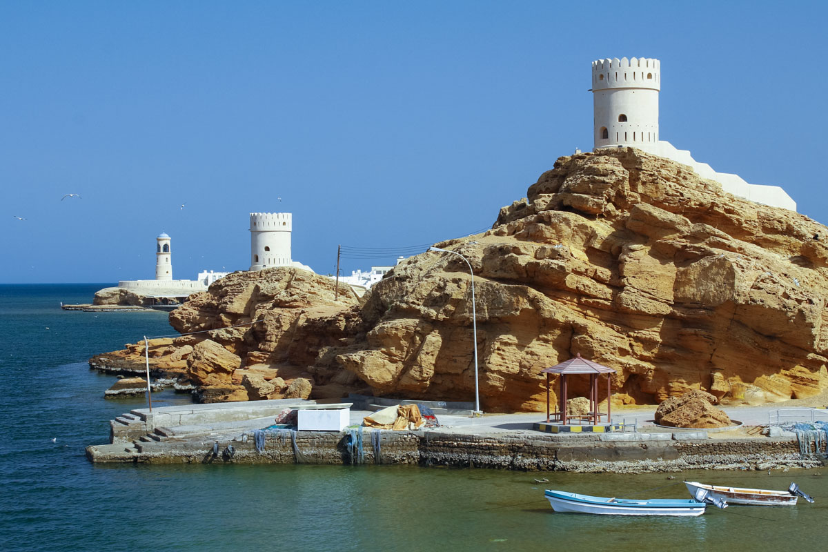 Ankommende Schiffe werden im Hafen von Sur seit jeher von sandfarbenen Wachtürmen begrüßt, Oman