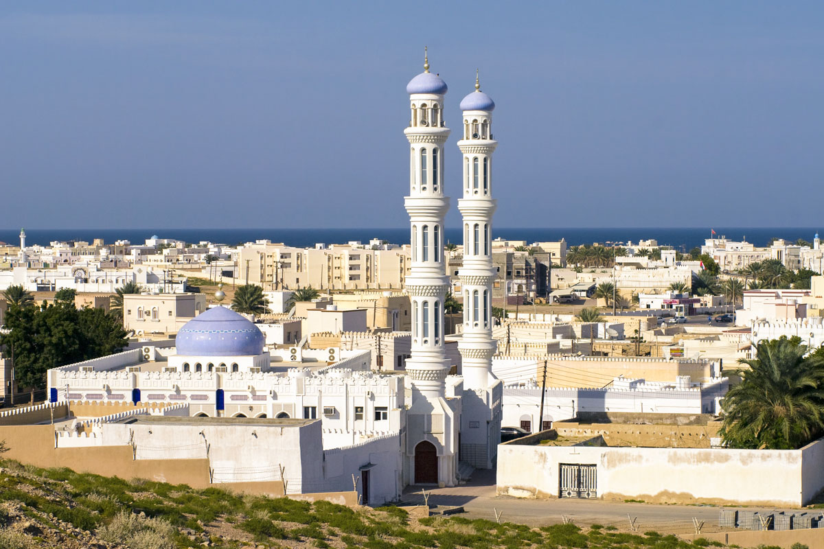 Die beiden hübschen weißblauen-Minarette der Moschee von Sur erheben sich weit über die Dächer der Stadt, Oman