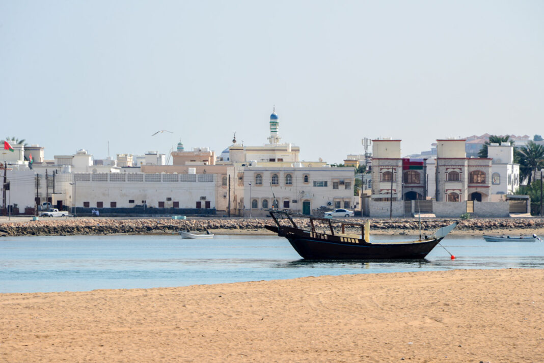 Dhaus, die traditionellen Holzboote der Omanis, sind im Hafen von Sur allgegenwärtig - © FRASHO / franks-travelbox