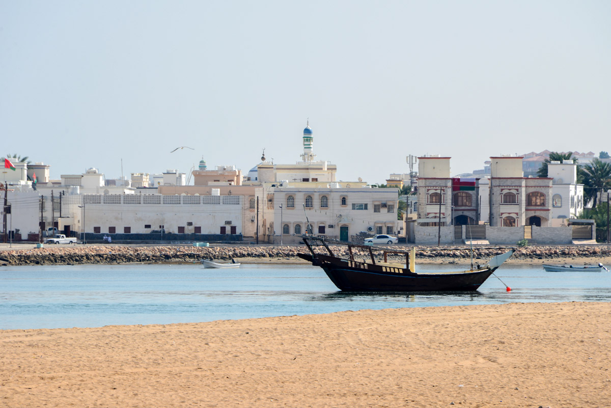 Dhaus, die traditionellen Holzboote der Omanis, sind im Hafen von Sur allgegenwärtig