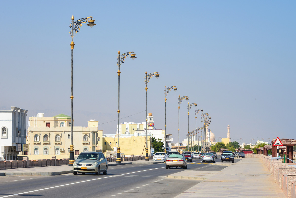 Hauptstraße von Sur im Oman, einst eine florierende Hafen- und Handelsstadt im Osten der arabischen Halbinsel