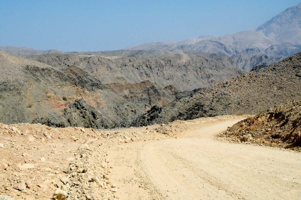 An den Pisten zwischen Wadi Dhayqah und dem Wadi Suwayh gibt es keine Wegweiser, ein GPS und eine gute Karte erleichtern die Navigation, Oman