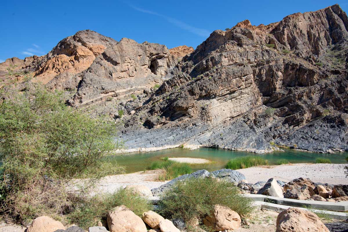 Das Wadi Suwayh wird durch mächtige Felswände eingerahmt, Oman