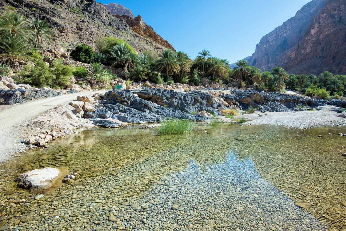 Die Pisten in und zum Wadi Wadi Suwayh können nur mit Allrad-Fahrzeugen befahren werden, nach Regenfällen müssen immer wieder Furten überwunden werden, Oman