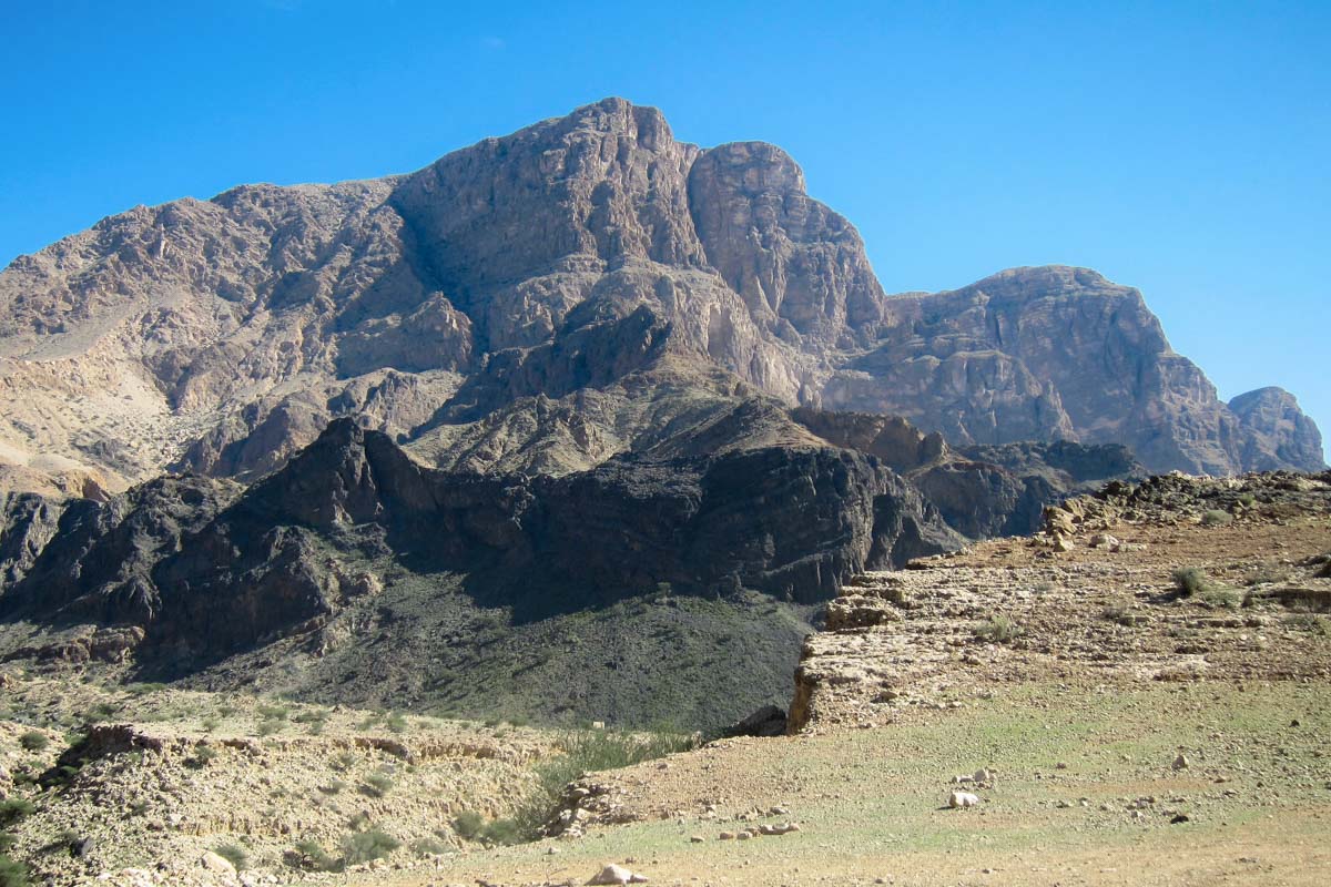Blick in die attraktive Landschaft der östlichen Hajar-Berge beim Wadi Dhayqah und Wadi Suwayh, Oman