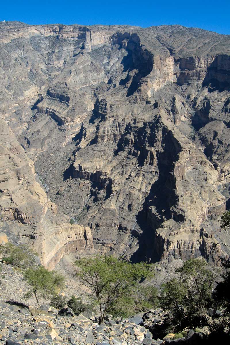 Die spektakulärsten Ausblicke in den sogenannten Grand Canyon des Oman hat man von einem in ca. 2.000m Höhe liegenden Hochplateau