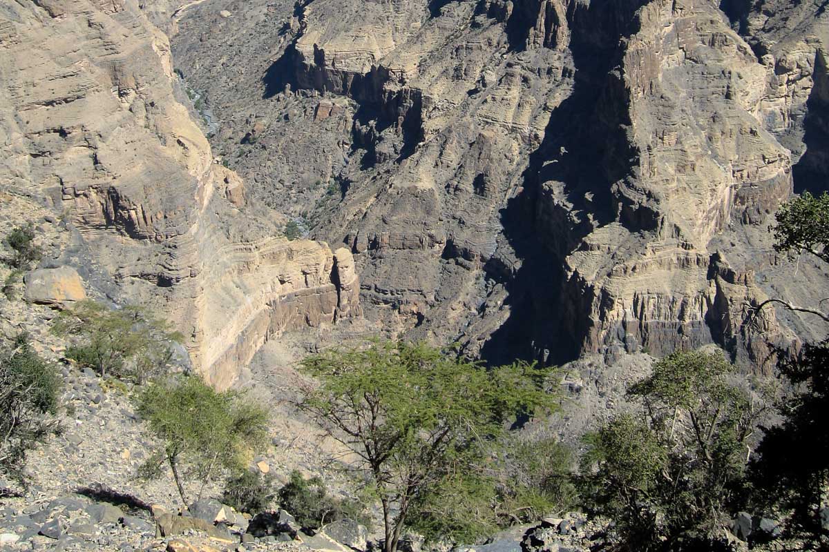 Die spektakulärsten Ausblicke in den sogenannten Grand Canyon des Oman hat man von einem in ca. 2.000m Höhe liegenden Hochplateau