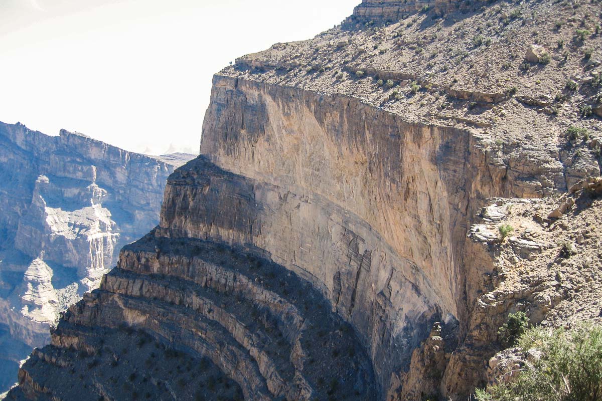 Ein Weg durch das Wadi Nakhar – ein ehemaliger Eselspfad – führt ca. 4 km direkt an der Westflanke des Grand Canyon, stellenweise direkt an der abfallenden Kante entlang, Oman