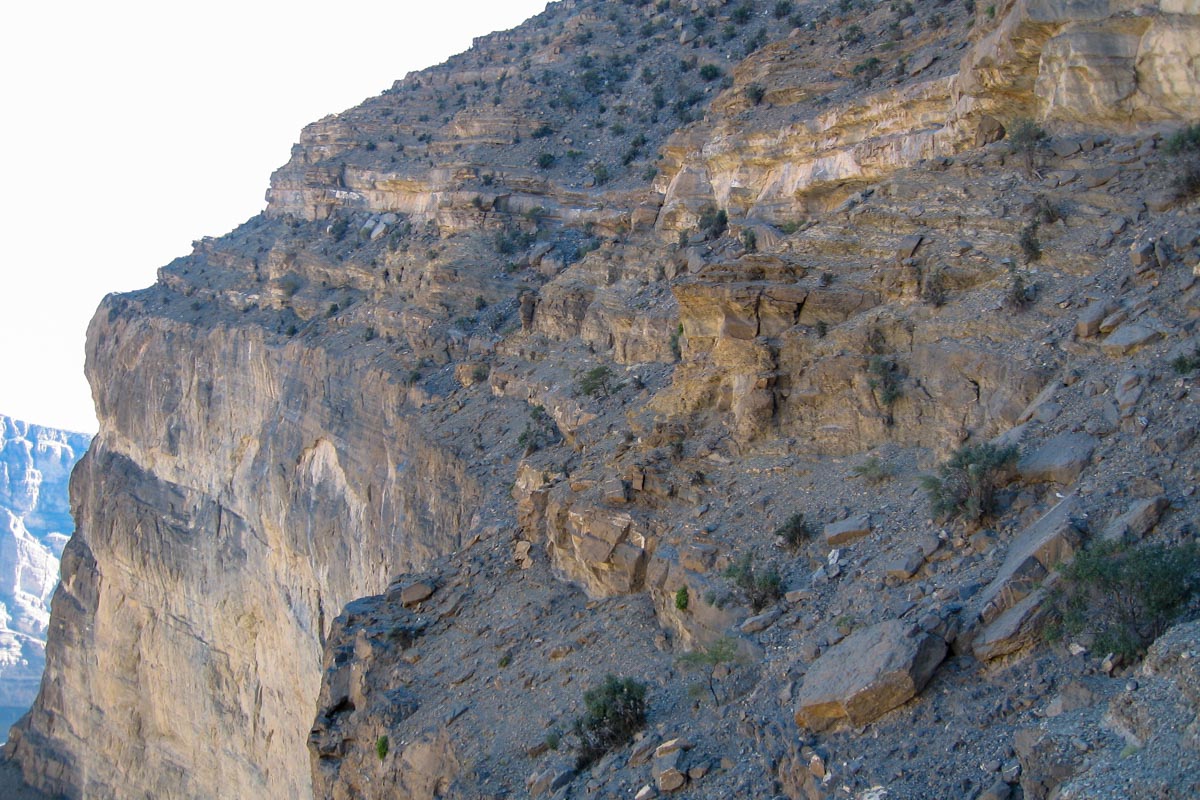 Der Weg durch das Wadi Nakhar führt direkt an der abfallenden Kante entlang; Der Weg ist nichts für Halbschuhtouristen, Oman