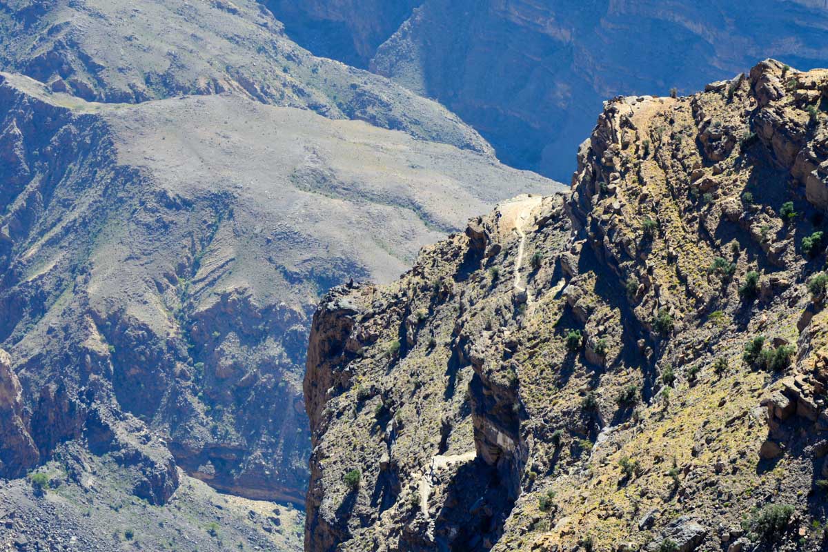 Der Weg durch das Wadi Nakhar führt stellenweise direkt an der abfallenden Kante entlang, Oman
