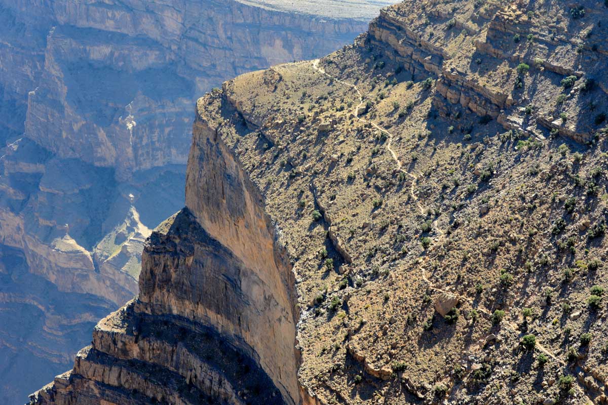 Der rund 4km lange Wanderweg im Wadi Nakhar, Oman, führt immer an der Westflanke der atemberaubenden Schlucht entlang