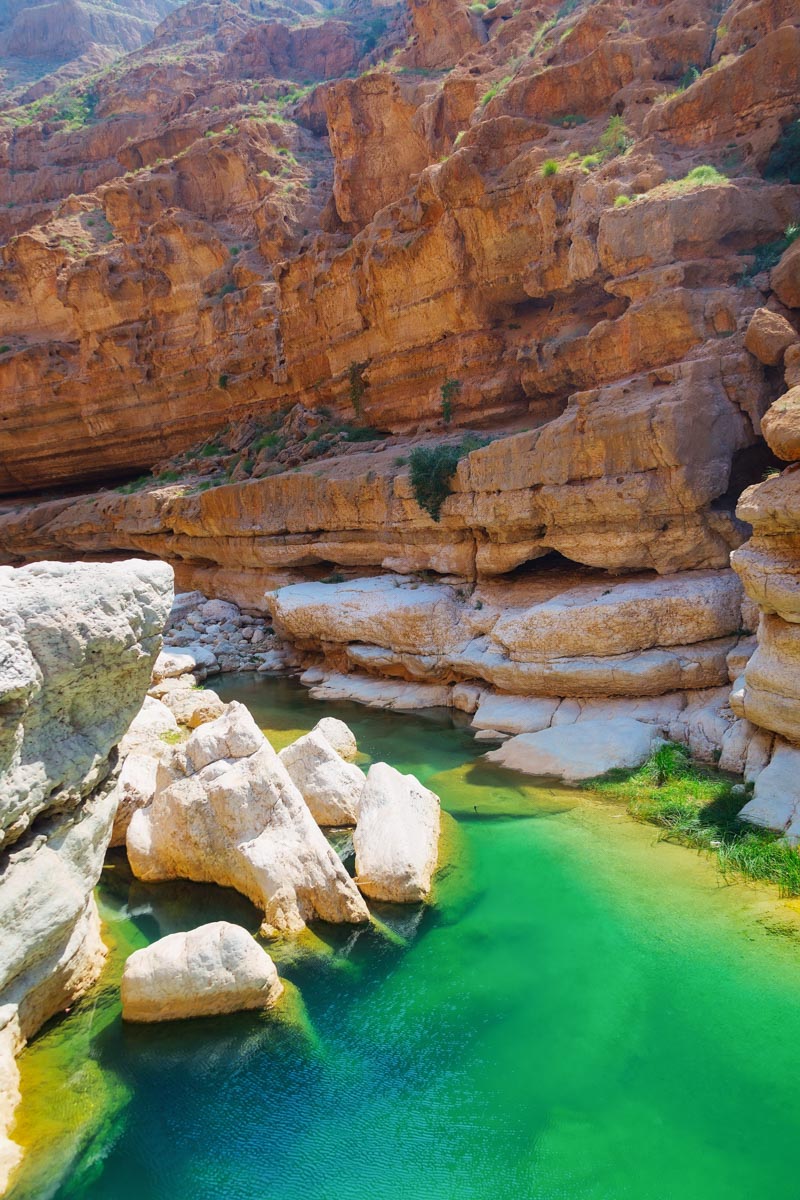 Das Wadi Shab zählt mit seinen senkrecht aufstrebenden Felswänden, smaragdgrünen Palmen und türkisblauen Pools zweifelsohne zu den schönsten Wadis im Oman