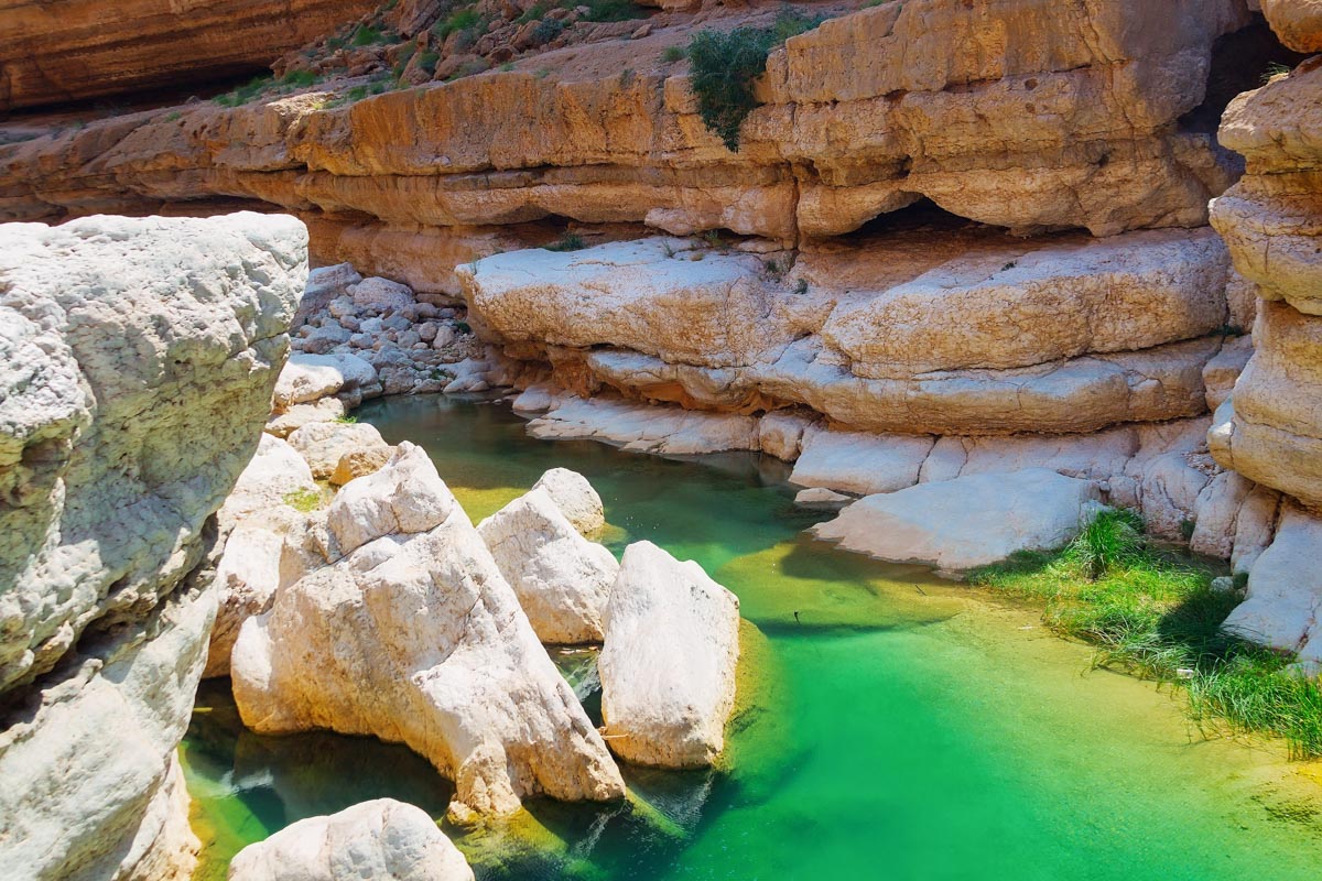 Das Wadi Shab zählt mit seinen senkrecht aufstrebenden Felswänden, smaragdgrünen Palmen und türkisblauen Pools zweifelsohne zu den schönsten Wadis im Oman