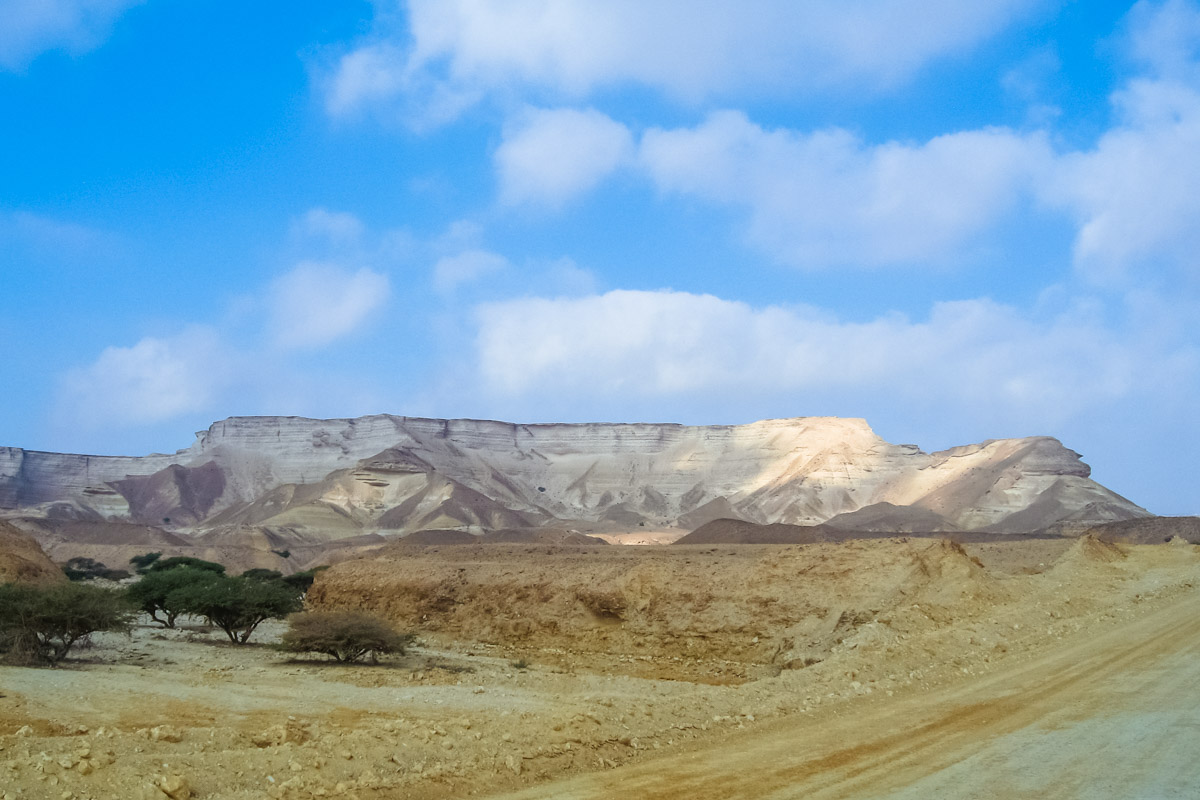 Das Wadi Shuwaymiyah an der Ostküste des Omans ist ein absoluter Geheimtipp. Mit dem Geländewagen kann seine wilde Schönheit erkundet werden.