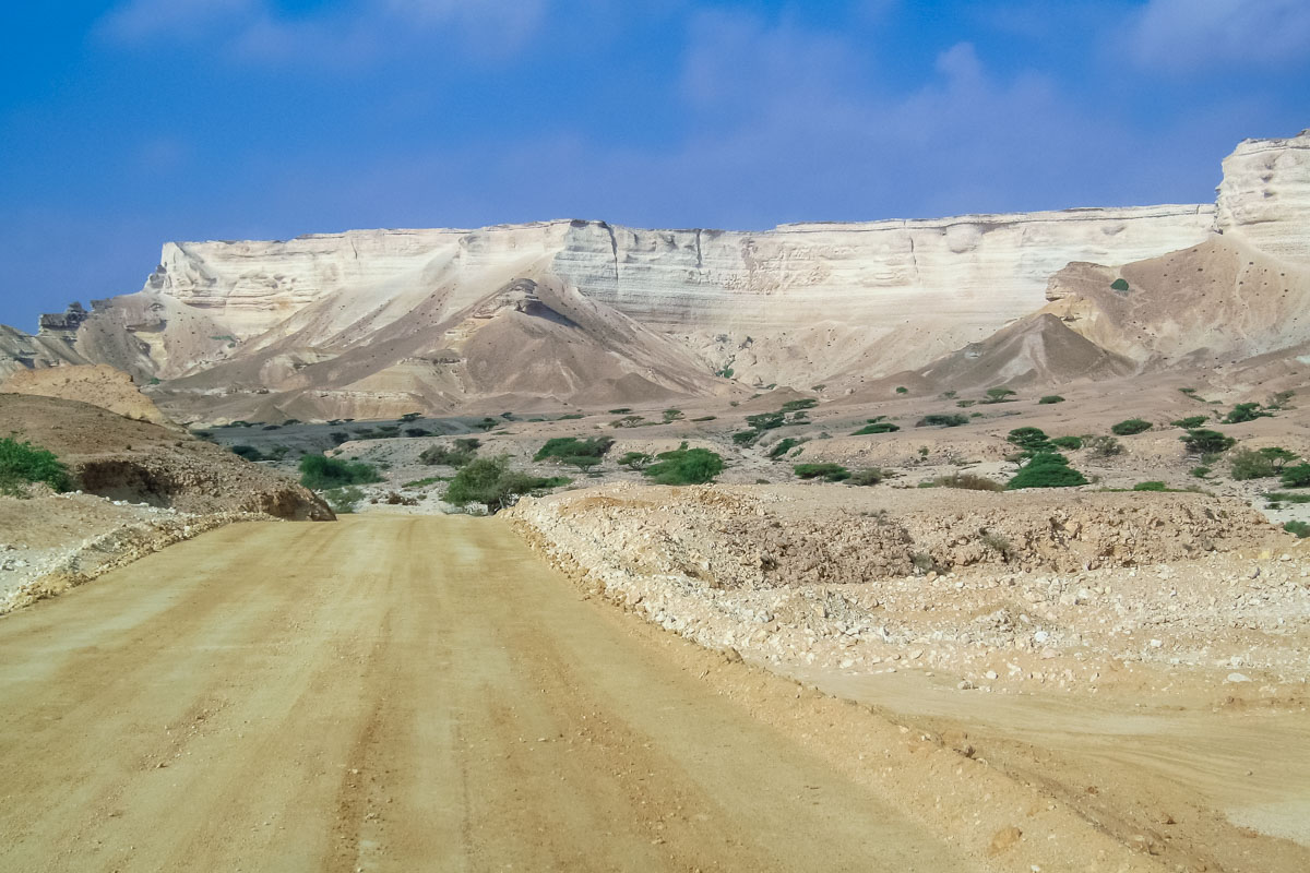 In das Wadi Shuwaymiyah führt eine Piste, anfangs noch sehr breit, wird diese immer schlechter je weiter man in das Wadi hinein fährt, Oman