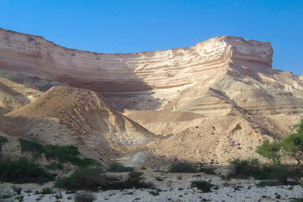 Für Fotografen ist der beste Zeitpunkt der Vormittag um das Wadi Shuwaymiyah zu besuchen. Die Sonne steht noch nicht so hoch und die bizarren Formen und Farben des Wadi kommen perfekt zur Geltung, Oman