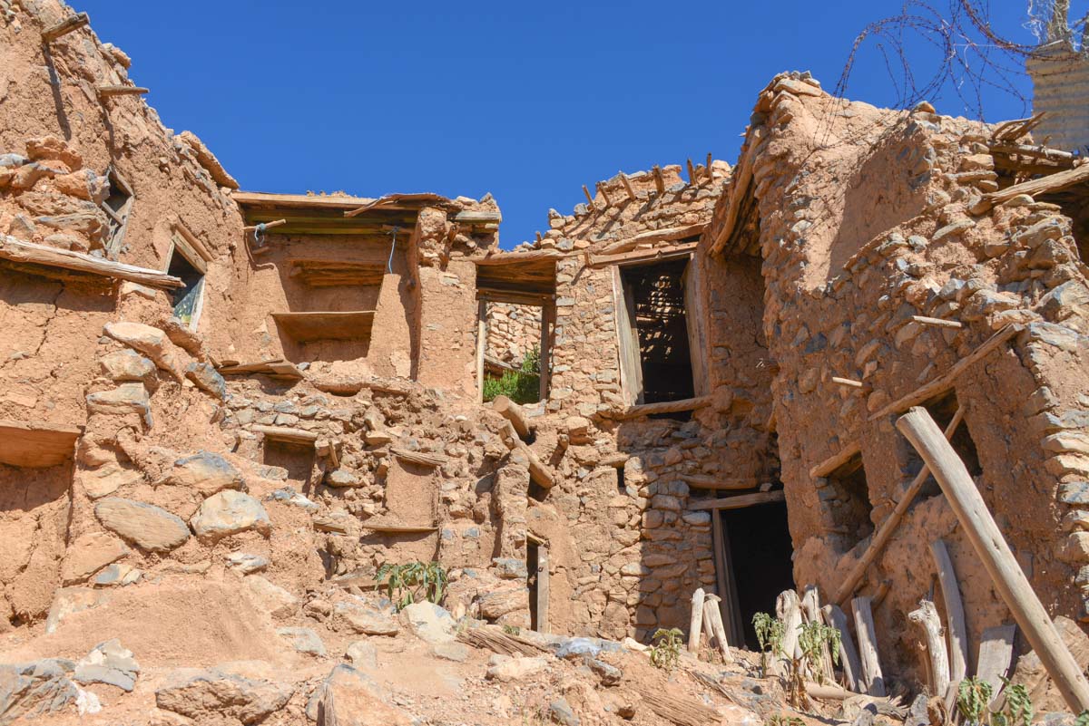 Holzpfähle schützen die aus Stein und Lehm errichteten Ruinen im Wadi bani Habib vor dem vollständigen Einsturz, Oman