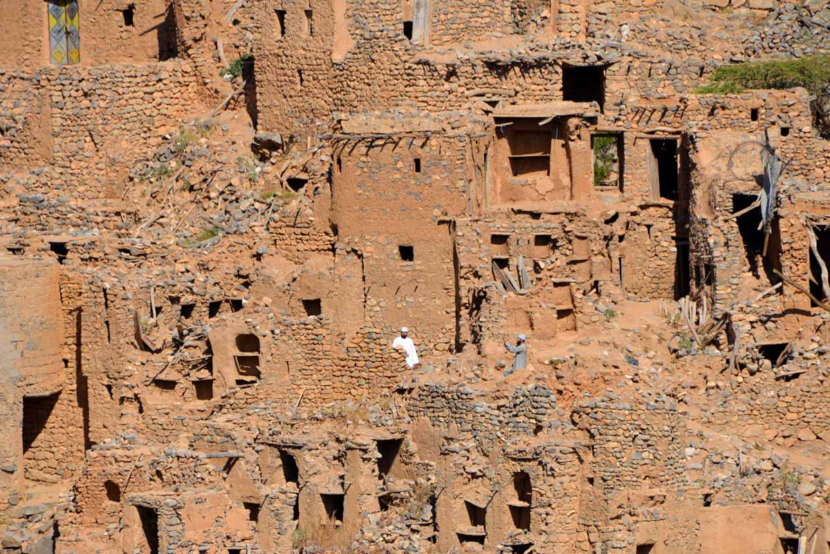 Einige Lehmbauten im Wadi bani Habib mussten im Lauf der Jahre doch der Schwerkraft nachgeben und sind eingestürzt, Oman