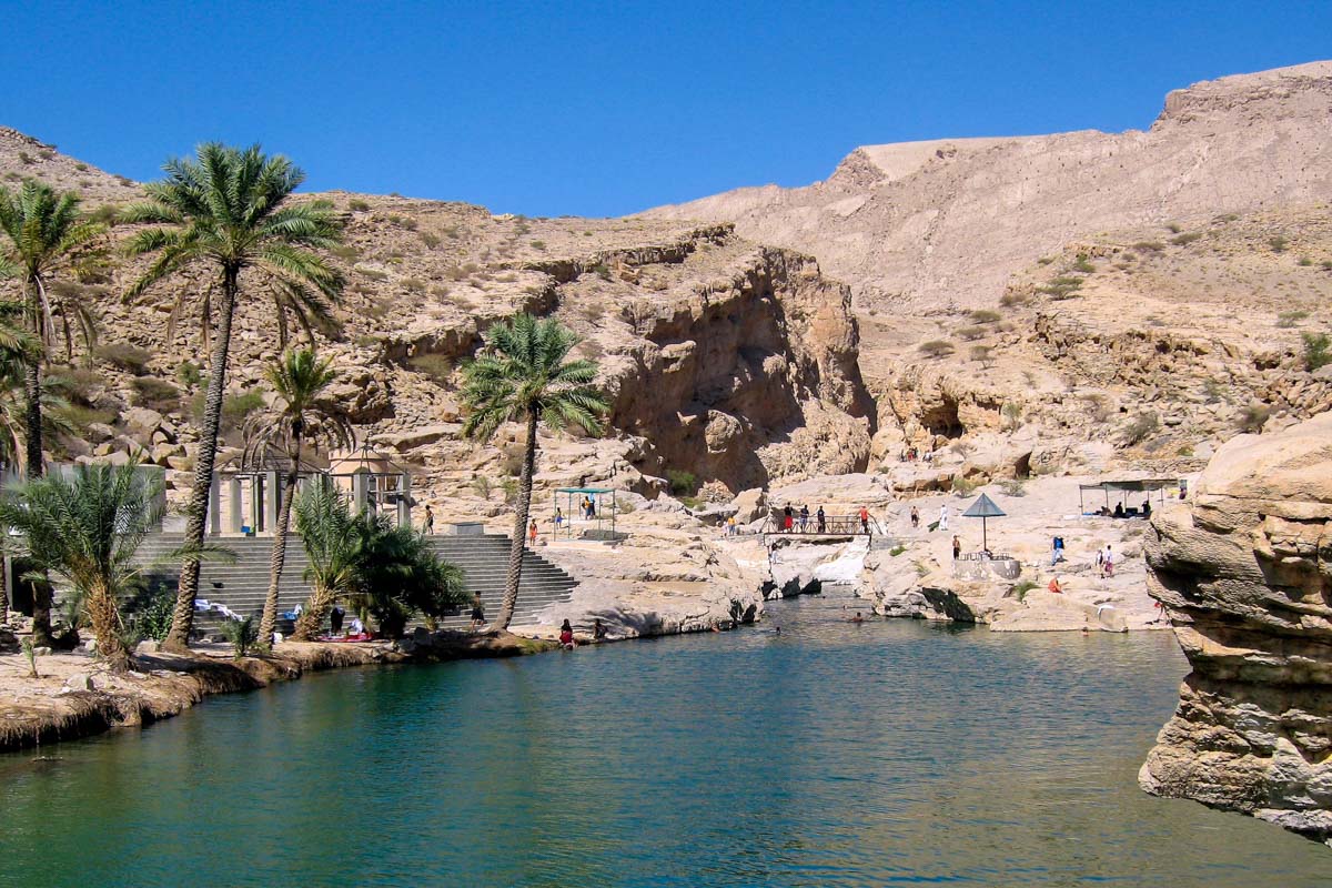 Das Wadi bani Khalid ist die bekannteste Oase im Oman und führt mitten in der Gebirgswüste des Al Hajar das ganze Jahr über Wasser