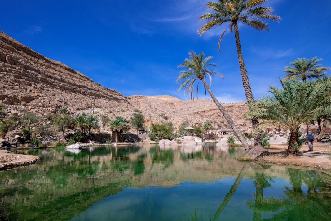 Inmitten einer unwirtlichen Gebirgswüste erfreut im Wadi bani Khalid kristallklares Wasser an palmenbestandenen Ufern das ganze Jahr über jedes nach Grün lechzende Auge, Oman - © FRASHO / franks-travelbox